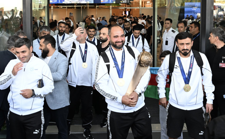 Avropa çempionu olan Azərbaycanın minifutbol millisi Vətənə qayıdıb