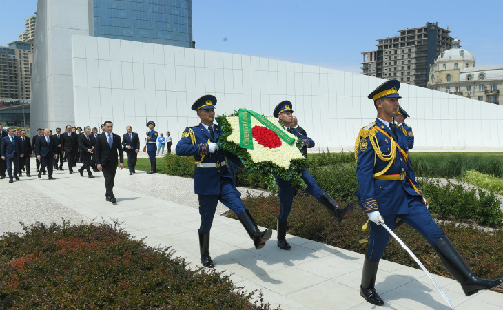 Türkmənistan Prezidenti Zəfər parkını ziyarət edib