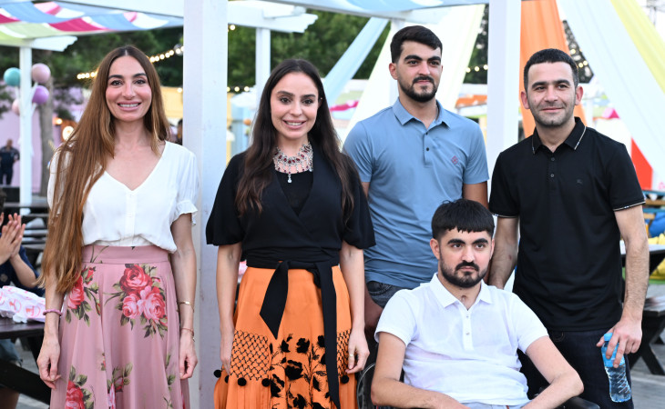 Leyla Əliyeva və Arzu Əliyeva “CandyFest” yay festivalını ziyarət edib və “Sehrli mirvari” su sirki şousunu izləyiblər