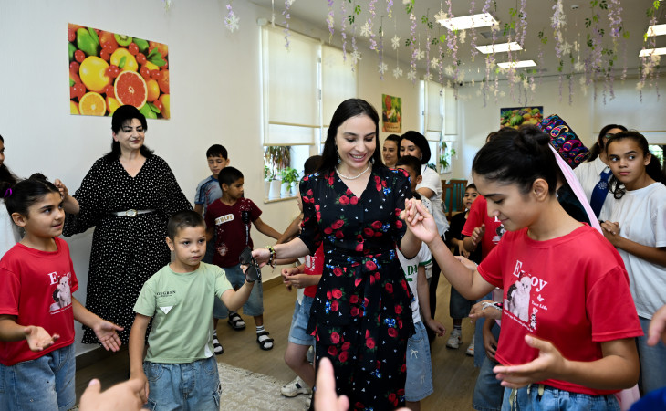 Leyla Əliyeva Şəkidə Uşaq evi sosial xidmət müəssisəsinin sakinləri ilə görüşüb