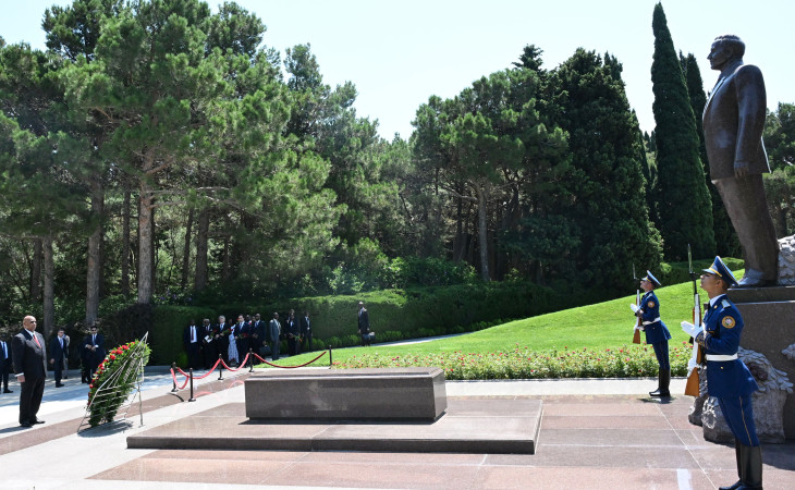 Speaker of Zimbabwe’s National Assembly visits Alley of Honors, Victory Park in Baku