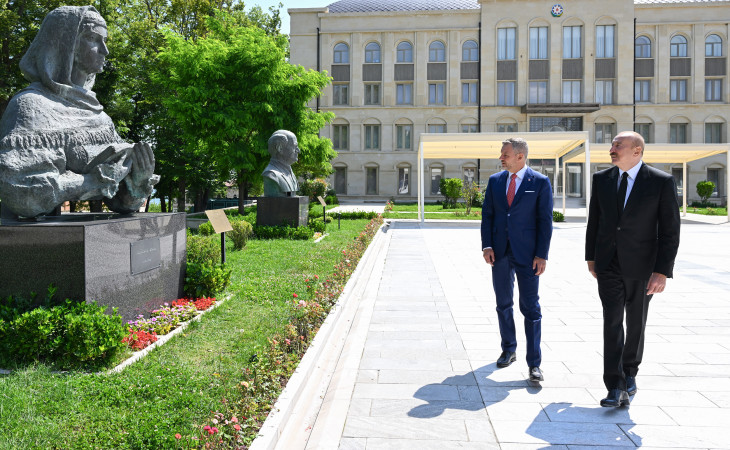 Prezidentlər İlham Əliyev və Peter Pelleqrini Şuşada Azərbaycanın tanınmış şəxsiyyətlərinin işğal dövründə güllələnmiş büstlərinə baxıblar