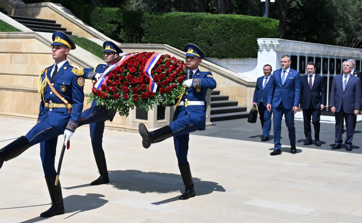 Slovakiya Prezidenti Bakıda şəhidlərin xatirəsini anıb