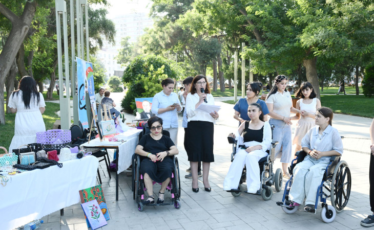 Nərimanov parkında təşkil edilən satış sərgisində 20-yə yaxın sağlamlıq imkanları məhdud şəxsin əl işləri sərgilənir