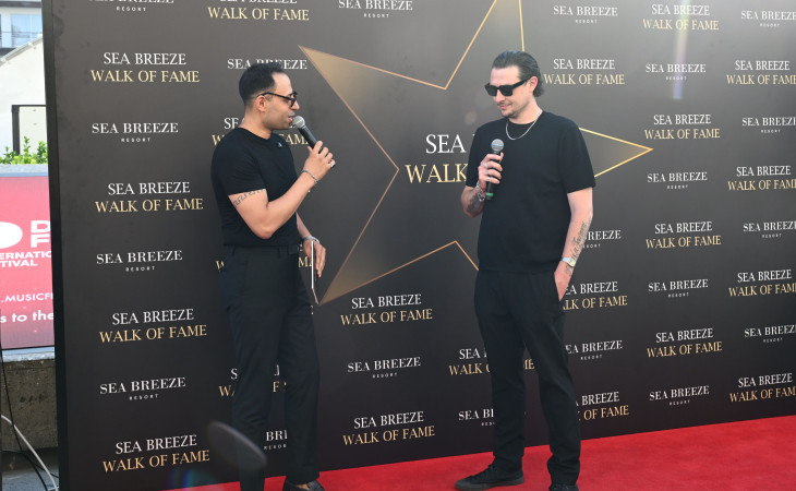 “Sea Breeze Walk of Fame” Şöhrət Xiyabanında britaniyalı müğənni Con Nyumanın adına olan ulduzun açılışı olub 