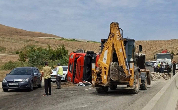 Yevlax–Şamaxı–Bakı yolunda yük maşını aşıb: Xəsarət alan yoxdur