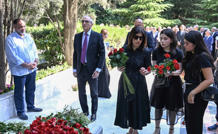 Xalq yazıçısı Elçinin vəfatının ildönümü ilə əlaqədar məzarı ziyarət olunub