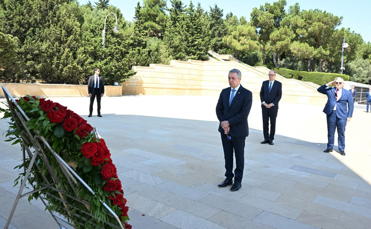 İsveçrənin Federal Xarici İşlər Departamentinin rəhbəri Bakıda şəhidlərin xatirəsini anıb