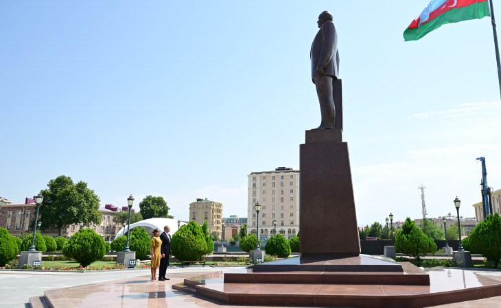 Prezident İlham Əliyev Ümummilli Liderin Naxçıvan şəhərinin mərkəzində ucaldılan abidəsini ziyarət edib