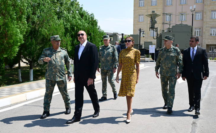 Prezident İlham Əliyev Əlahiddə Ümumqoşun Orduda yeni yaradılan komando hərbi hissələrinə Döyüş bayraqlarının verilməsi mərasimində iştirak edib