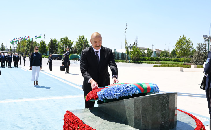 Prezident İlham Əliyev Daşkənddə Müstəqillik abidəsini ziyarət edib 