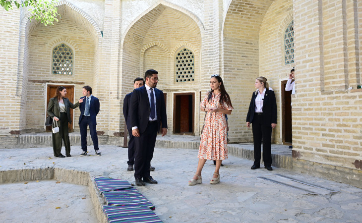 Leyla Əliyeva ilk Buxara Biennalesinin əsərləri ilə tanış olub