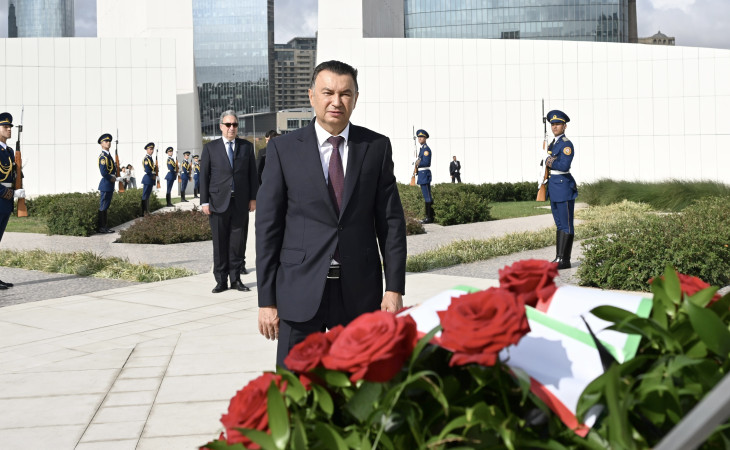 Tacikistanın Baş naziri Zəfər parkını ziyarət edib
