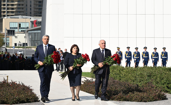 Dövlət və hökumət rəsmiləri Bakıda Zəfər parkında olublar