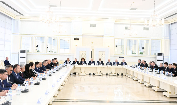 Parlamentdə YAP-ın VIII qurultayında regional inkişafla bağlı qarşıya qoyulan vəzifələrə dair konfrans keçirilib