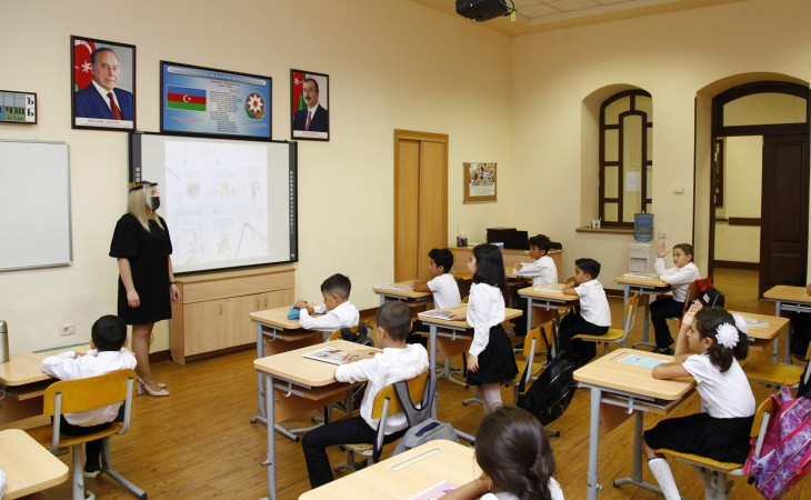 Yeni tədris ilinin ilk günü 132-134 nömrəli təhsil kompleksində - FOTOSESSİYA