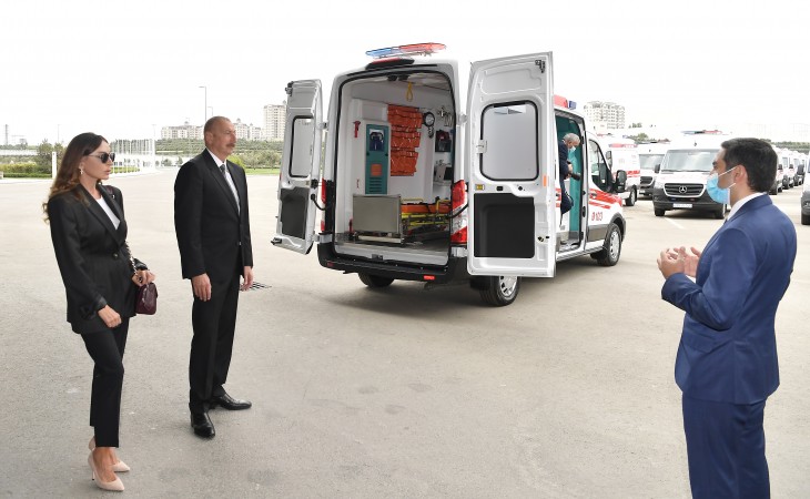 President Ilham Aliyev and first lady Mehriban Aliyeva viewed new ambulances delivered to Azerbaijan