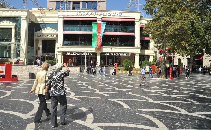 Üçrəngli bayrağımıza bürünmüş paytaxt Bakıdan AZƏRTAC-ın fotoreportajı