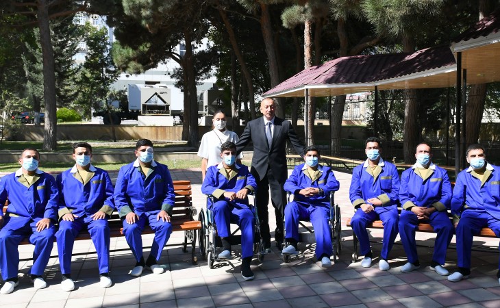President Ilham Aliyev and first lady Mehriban Aliyeva met with wounded servicemen undergoing treatment at Central Military Clinical Hospital of Defense Ministry