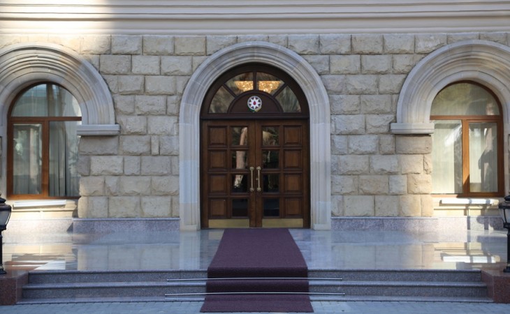 Düşmən yaşayış məntəqələrimizi yenidən artilleriya atəşinə tutur