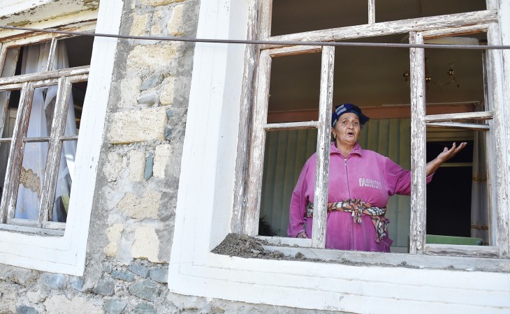 Düşmənin atdığı raket və mərmilər Goranboyun Səfikürd kəndində bir neçə evə və inzibati binaya ciddi ziyan vurub
