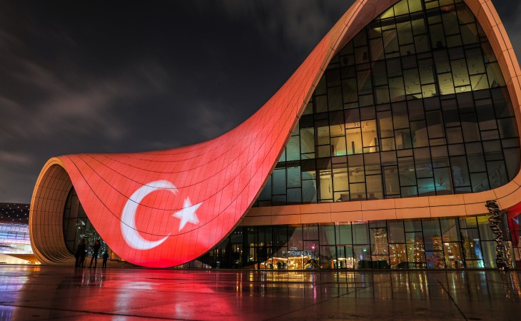Heydər Əliyev Mərkəzinin binası və Bakı Olimpiya Stadionunun üzərinə Türkiyənin bayrağı videoproyeksiya olunub