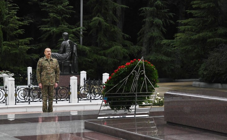 President Ilham Aliyev and first lady Mehriban Aliyeva visited Alley of Honors and Alley of Martyrs