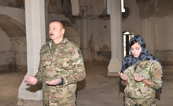 Prezident İlham Əliyev Məkkədən gətirdiyi “Qurani-Kərim”i Ağdam məscidinə bağışlayıb