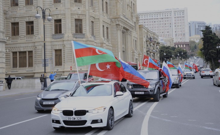 Жители Баку празднуют освобождение Кяльбаджара автопробегом