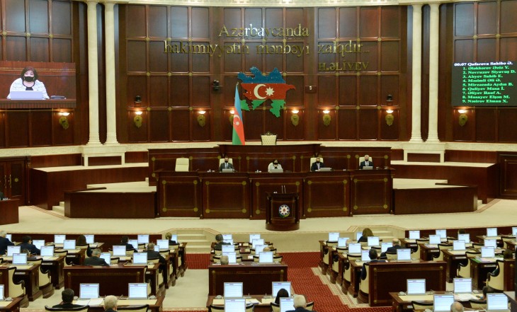 Milli Məclisin plenar iclasında beş məsələyə baxılıb