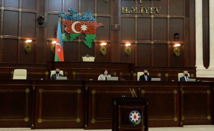 Milli Məclisin plenar iclasında 2021-ci ilin dövlət büdcəsi birinci oxunuşda müzakirə olunur