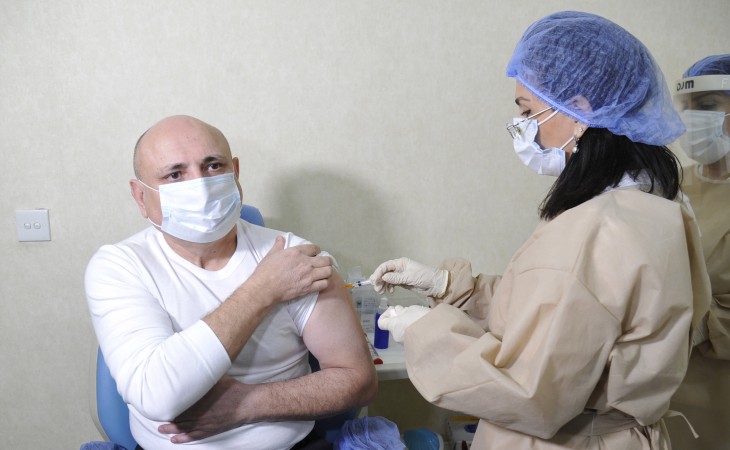 Siyasi partiyaların nümayəndələrinin koronavirus əleyhinə vaksinasiyası aparılır