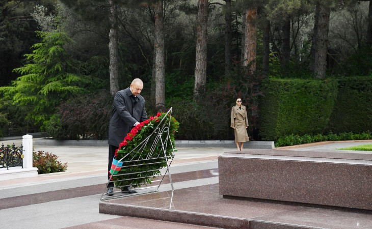 President Ilham Aliyev and first lady Mehriban Aliyeva visited tomb of national leader Heydar Aliyev