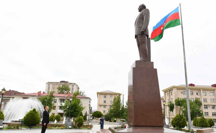 President Ilham Aliyev visited statue of national leader Heydar Aliyev in Nakhchivan