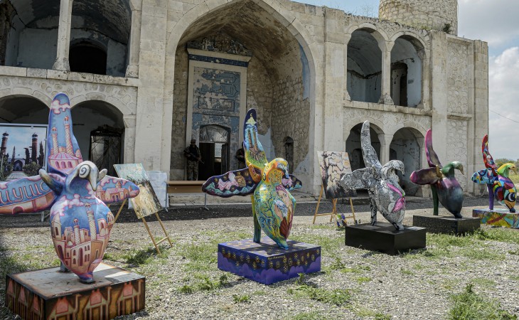 Beynəlxalq incəsənət festivalının rəssamları işğaldan azad olunan ərazilərdə “Xarıbülbül” maketlərini ərsəyə gətiriblər