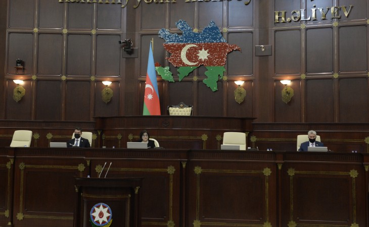 Milli Məclisdə 2020-ci il dövlət büdcəsinin icrası ilə bağlı müzakirələr aparılır