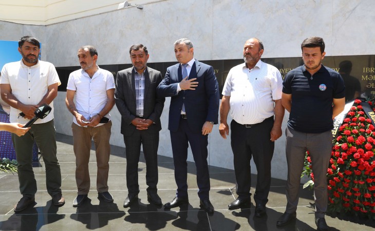 Şəhid jurnalistlər Məhərrəm İbrahimov və Sirac Abışovın adları AzTV-nin həyətindəki abidə kompleksinə yazılıb