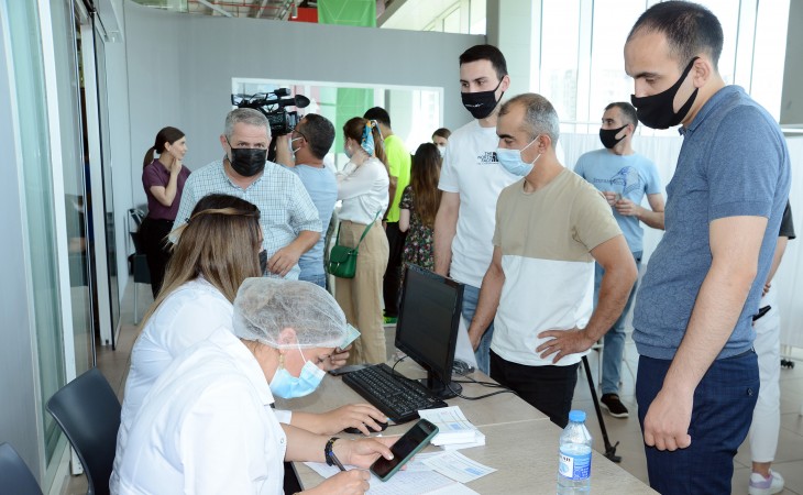 Мобильные бригады TƏBİB проводят вакцинацию в крупных торговых центрах 