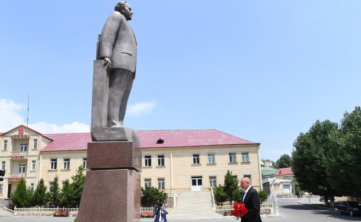 The head of state visited statue of national leader Heydar Aliyev