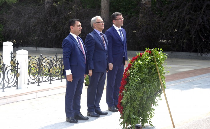 Azərbaycan mətbuatının nümayəndələri Fəxri xiyabanda ulu öndər Heydər Əliyevin məzarını ziyarət ediblər