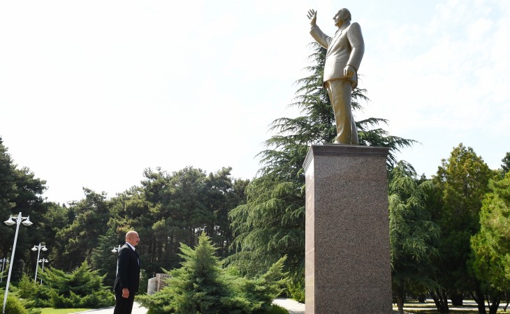 President Ilham Aliyev visited statue of national leader Heydar Aliyev in Naftalan