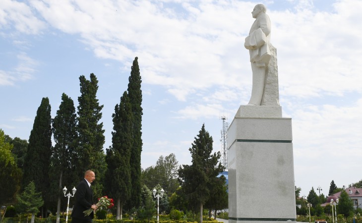 President Ilham Aliyev visited statue of national leader Heydar Aliyev in Goranboy
