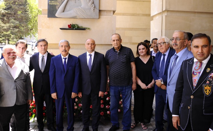 Xalq artisti Amaliya Pənahovanın yaşadığı evin qarşısında barelyefi açılıb