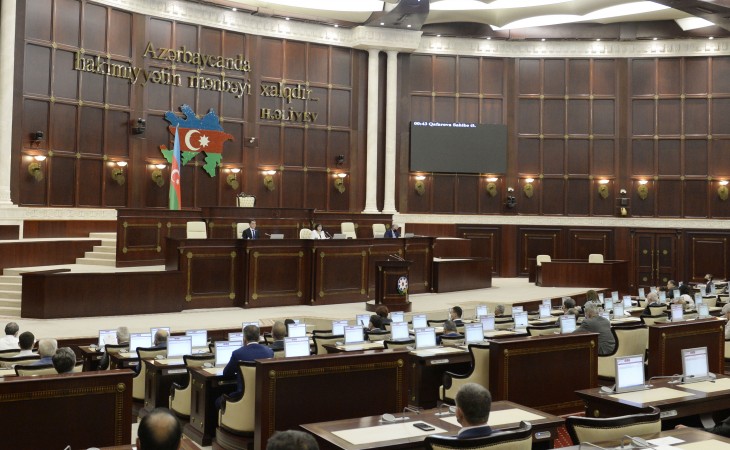 На пленарном заседании Милли Меджлиса обсуждается вопрос о прекращении депутатской неприкосновенности депутата Эльданиза Салимова