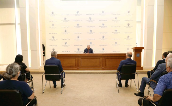 YAP-a birləşən siyasi partiyaların bir qrup nümayəndəsinə üzvlük vəsiqələrinin təqdim olunması mərasimi keçirilib