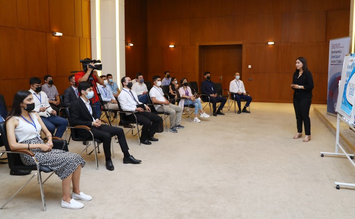 “Davamlı İnkişaf Məktəbi” layihəsi çərçivəsində Milli Debat Proqramının ilk təlimi keçirilib