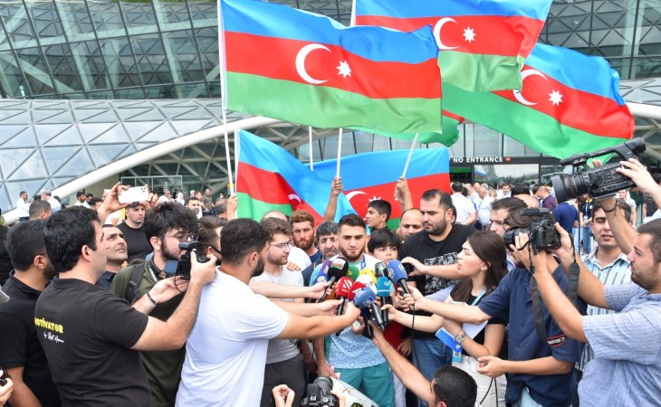 Tokio Olimpiadasında uğurla çıxış edən Azərbaycan güləşçiləri Vətənə qayıdıblar