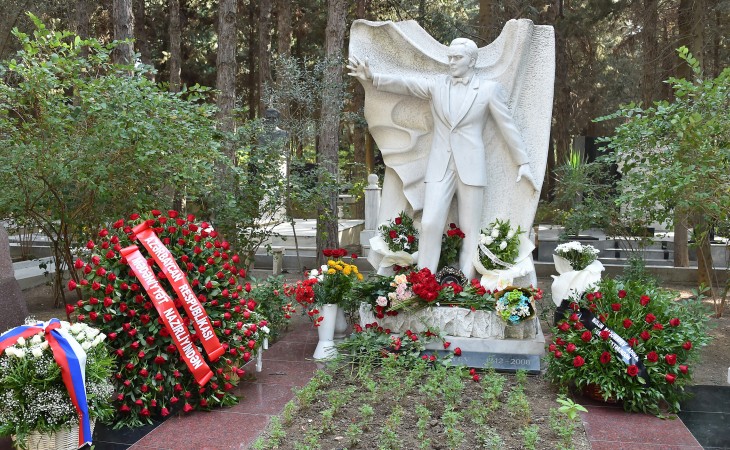 Dünya şöhrətli müğənni Müslüm Maqomayevin xatirəsi anılıb