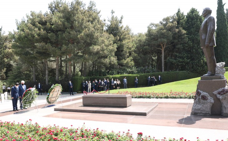 Koreya Milli Assambleyasının sədrinin rəhbərlik etdiyi nümayəndə heyəti Fəxri xiyabanda ulu öndər Heydər Əliyevin məzarını ziyarət edib