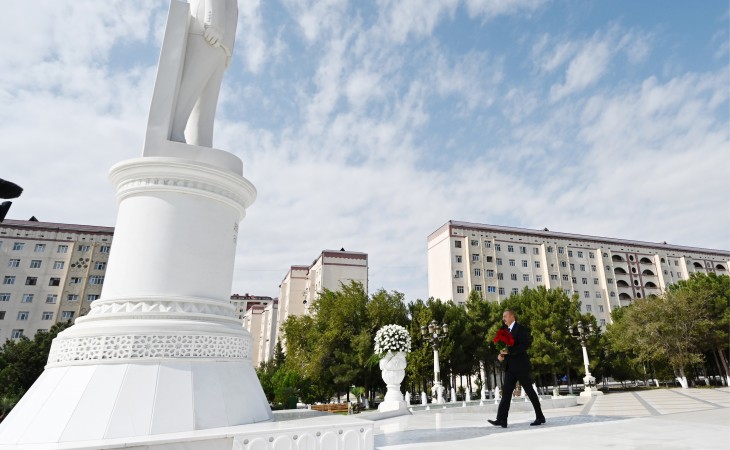 President Ilham Aliyev visited statue of national leader Heydar Aliyev in Sumgayit